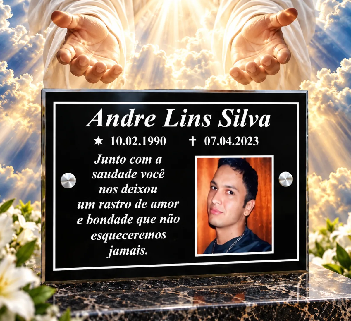 Placa de túmulo retangular preta com foto, nome, datas e mensagem, fixada em granito